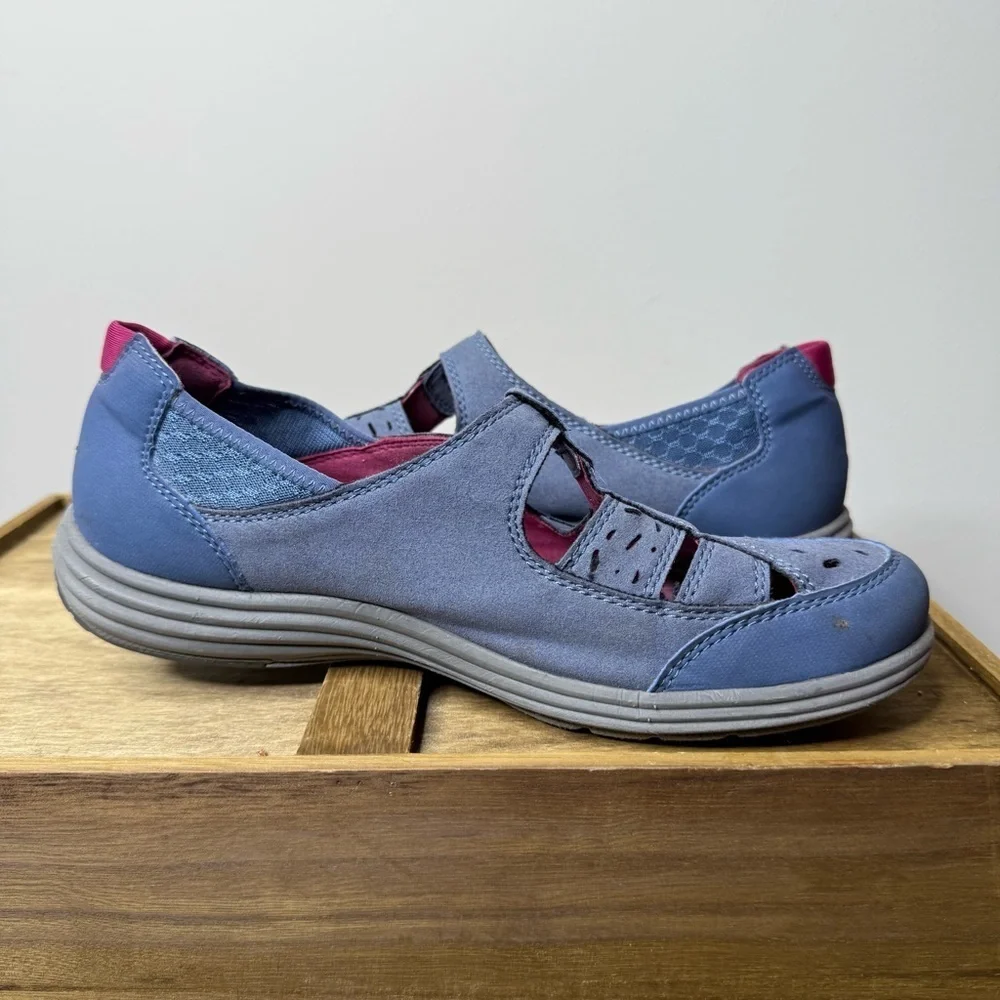 Aravon Barbara Mary Jane shoe in blue suede leather with a dark pink trim